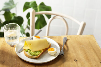 Ontbijt toast met jonge Maaslander, avocado en ei